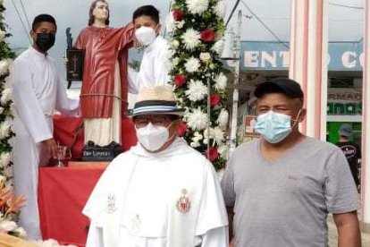 Llevando la efigie de san Lorenzo, el párroco salió desde la iglesia central hasta el monumento del choclo y recorrió la urbe.