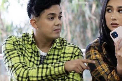 Kelly, de los Bustabrothers, participó en el video.