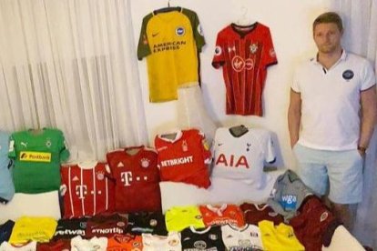 Kette es un coleccionista de camisetas y admirador del fútbol ecuatoriano.