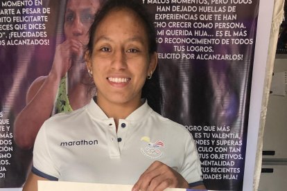 Luisa y su famoso diploma olímpico.