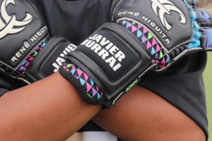 Cagua con guantes que le dio el golero Javier Burrai.