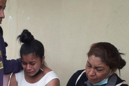 Familiares mientras aguardaban los restos de Antonio Briones.