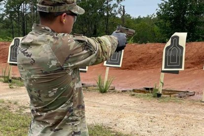 Luis menciona que la preparación del Ejército es  exigente. Aprendió a disparar en poco tiempo.