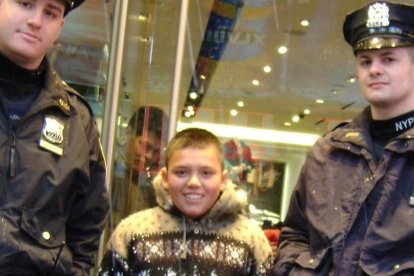 En esta foto, Luis tenía 12 años y se muestra feliz junto a dos policías de Nueva York.