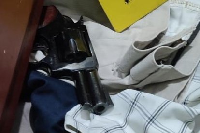 El arma con la que supuestamente jugaban los dos adolescentes fue hallada en un cajón.