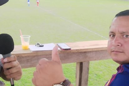 Marlinho Mindiola narra y Mario Flores comenta el torneo para redes sociales.