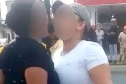 En uno de los videos se observa a las mujeres discutiendo. Se grita una a la otra antes de agredirse.
