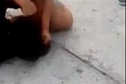 Momento en el que se produce el pleito físico entre ambas. La pelea llegó a tal punto que fue necesaria la intervención de policías para cesarla.