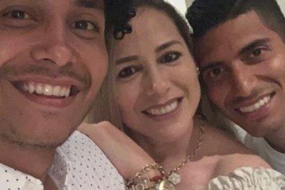 Gabriel y José junto a su madre, Rosita de Cevallos.