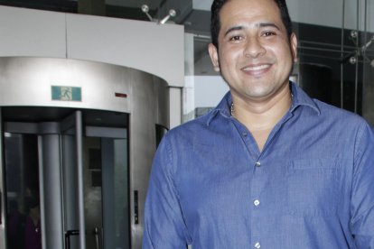 Ronny Aleaga usada una 'pinta' más informal para reunirse con la gente.