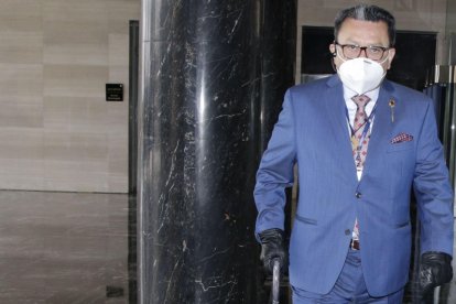 Los guantes que usa Ricardo Vanegas tienen un propósito, cuidar su delicada salud.