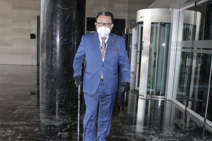 Los guantes que usa Ricardo Vanegas tienen un propósito, cuidar su delicada salud.