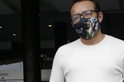 Elías Jachero Modela las mascarillas con imágenes del Puyo.