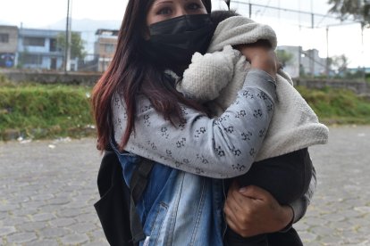 La madre vive sola con su madre y sus dos hijas.