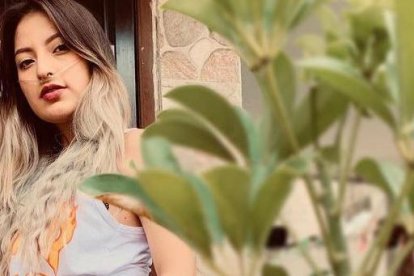La influencer posa frente a las cámaras con su cánula de oxígeno.