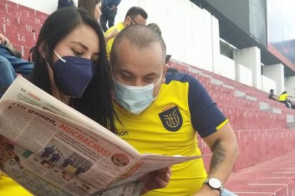 Hasta que inicie el juego ante los paraguayos, los asistentes aprovecharon para enterarse de las noticias de la mano de Diario EXTRA.