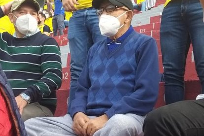 Don Marco recibió como regalo, por sus 80 años, la entrada al estadio. Un nieto le dio esta gran alegría.