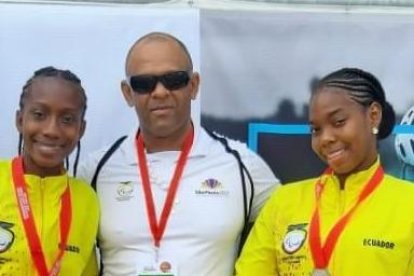 Representando a Ecuador, Kiara y Seneida con el entrenador Bernardo Valdez.