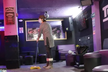 Limpiaban los locales para reabrir.