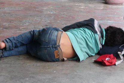 En los portales del Barrio Garay, los ciudadanos duermen como si estuvieran en un dormitorio.