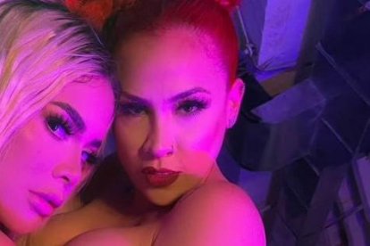 Las modelos se unieron en fotos sensuales.