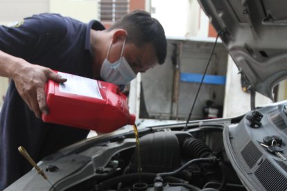 Entre los servicios que presta está el cambio de aceite. Los líquidos viejos se los lleva dentro de un tanque que tiene en su mecánica móvil.