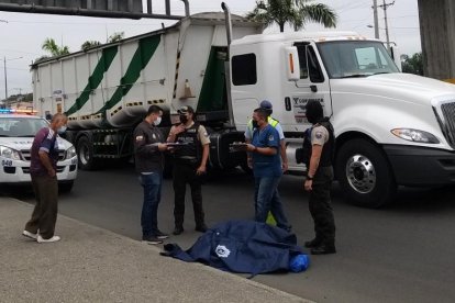 Agentes de la ATM y de la Policía llegaron al lugar. Curiosos observan el procedimiento.