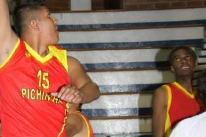 Su estatura era ideal para el básquet.