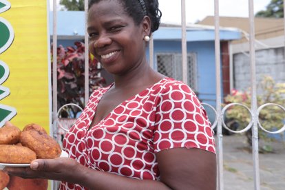 Josefa Ayoví asegura que aprendió a preparar corviche viendo programas de cocina en la televisión.