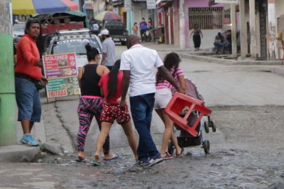 Pasar por la zona se vuelve complicado para los peatones, quienes intentan evitar el lodo.