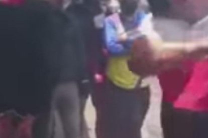 En Chillogallo, los moradores le bajaron el pantalón al supuesto ladrón para darle duro.