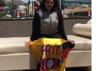 La fanática Carolina Pinto siempre luce la camiseta del Ídolo del Astillero, sin importar en el país donde se encuentre.