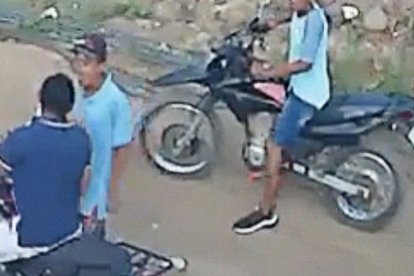 El hecho quedó grabado en el sistema de vigilancia de una casa.