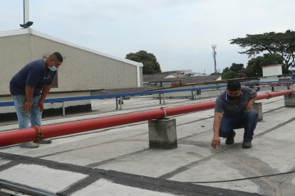 Trabajadores revisan el estado de la terraza del hogar de ancianos.