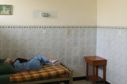 Los adultos mayores tienen que convivir con el polvillo y el moho.