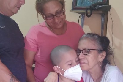 Antes de irse del país, el menor fue a recibir la bendición de su abuela materna.