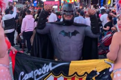 Antonio, el Batman, es guayaco, pero los fines de semana, gente del mundo se toma fotos con él en Nueva York.