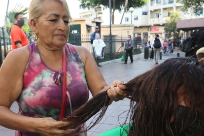 Lupe Tobar aprendió la profesión a los 15 años. Sus ‘cachuelos’ los realiza a domicilio o en la Bahía.