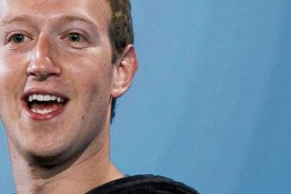 El creados de Facebook cae en la lista multimllonarios con la caída de sus plataformas.