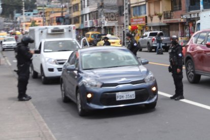 La policía realiza controles a los conductores que circulan por la Ajaví.
