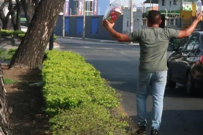 Ricardo Lezcano tuvo una jornada complicada el martes en sus ventas, un día después de la agresión de dos extranjeros a un conductor.