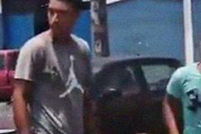 El momento en que los implicados increparon a un conductor.