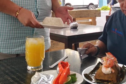 En Los Arbolitos el bollo con un poco de ceviche de camarón es la sensación del restaurante.