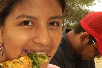 Adriana Torres saborea uno de los chuzos marineros.