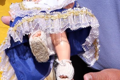 ============
Don David le fabricó unos zapatitos a la estatua.