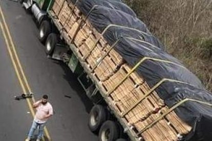 Otro ángulo del suceso que sorprende a los habitantes del sector.