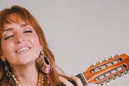 Cuenta que el

charango (es un instrumento de cuerda originario de los Andes) siempre llama la atención en los festivales internacionales.