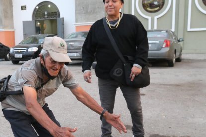 Si a don Antuquito no lo paran, él sigue haciendo sus sentadillas.