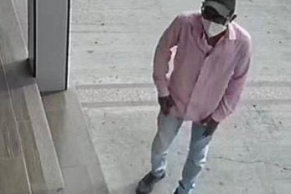 Un día antes este sujeto, con similares características al asaltante de la heladería, robó en un negocio, también del sur porteño.