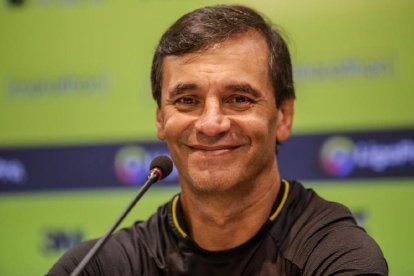 Fabián Bustos DT del Barcelona que quiere volver a la Copa Libertadores.